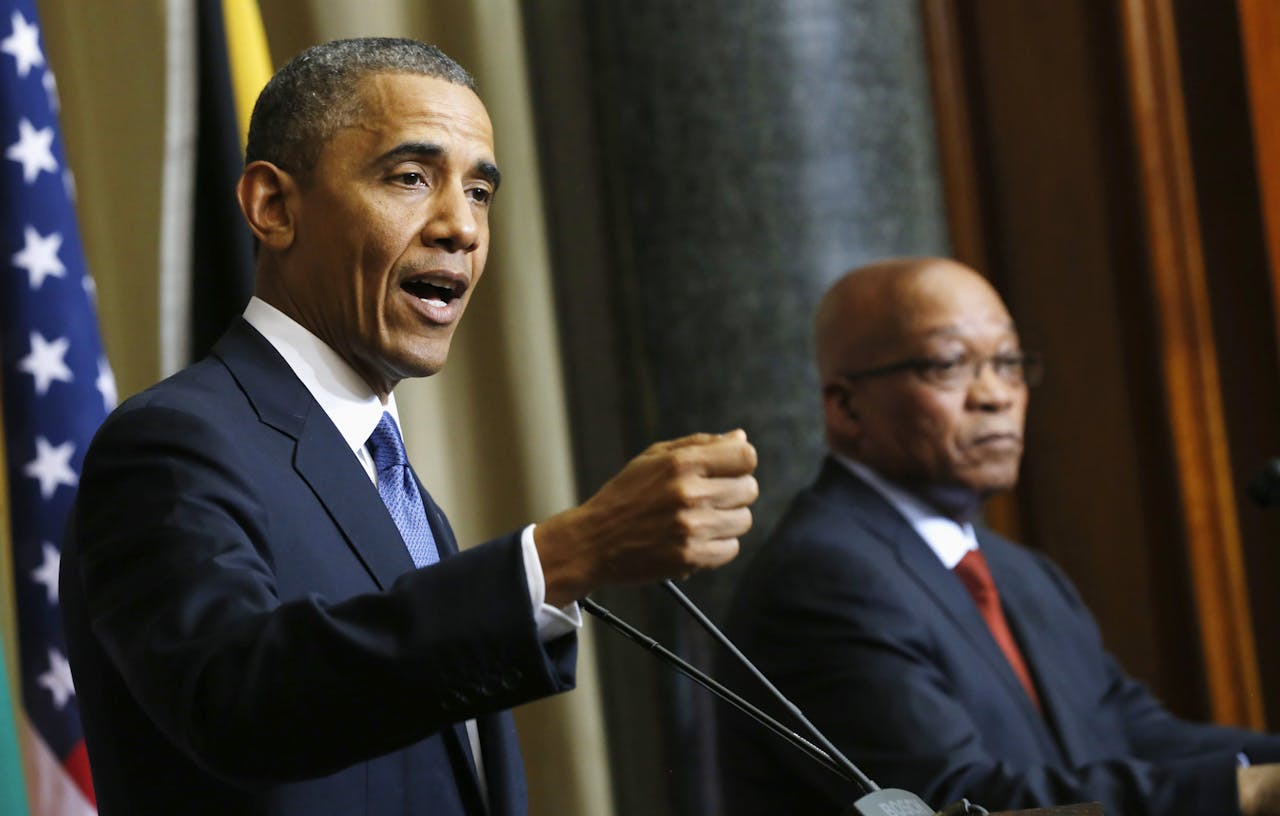 De Amerikaanse president Barack Obama, met op de achtergrond de Zuid-Afrikaanse president Jacob Zuma.